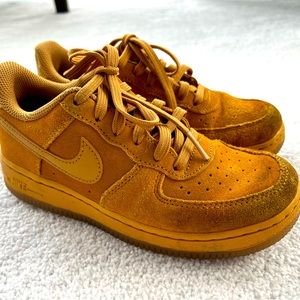 Nike boys sneakers size 1 brown/camel/tan